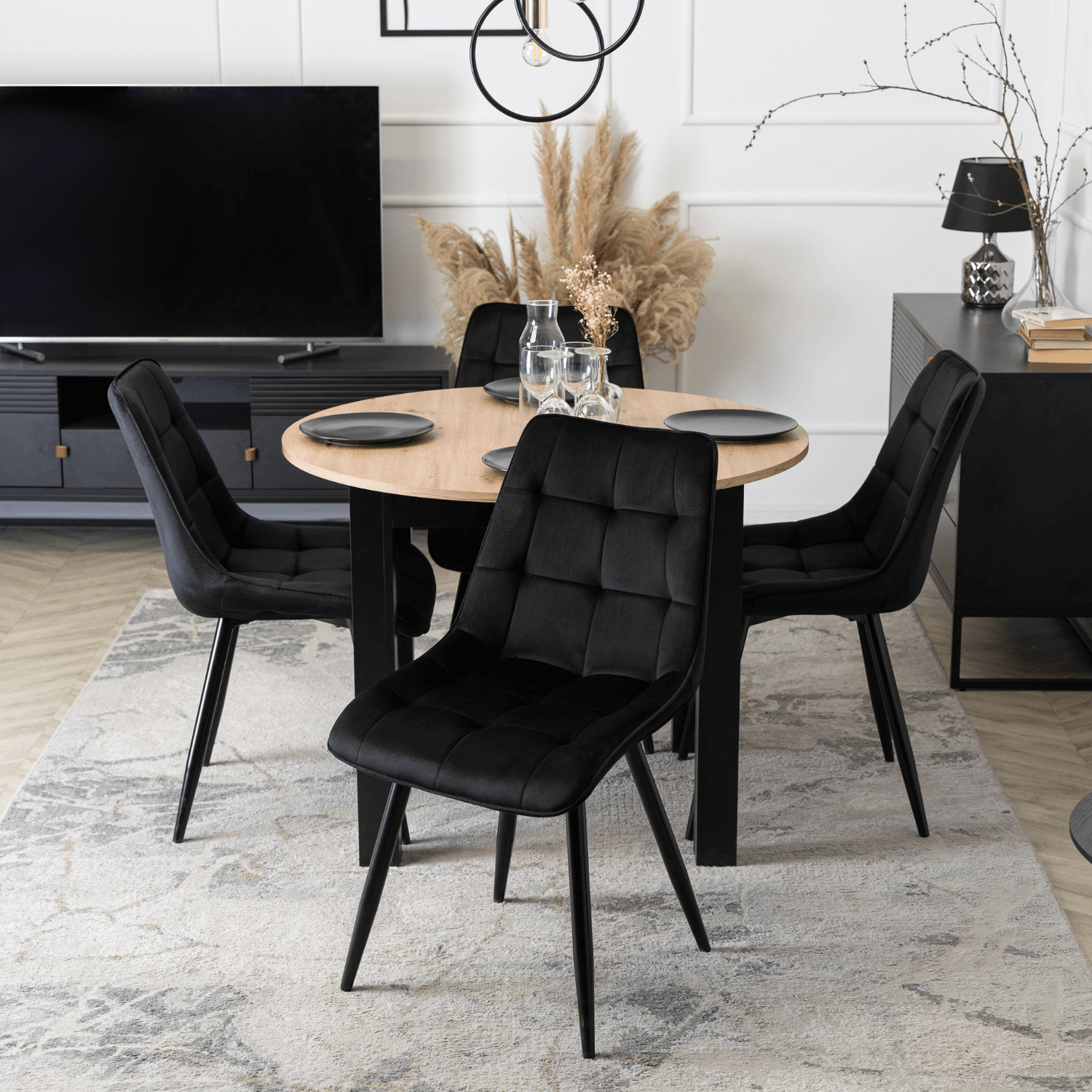 Zestaw Stół Okrągły Rozkładany HARRY 102-142 cm Dąb Artisan/Czarny i 4 Krzesła Tapicerowane RIO Czarne Nowoczesne HARRY/DA/CZ/S/RIO/CZ/V/Z4/K