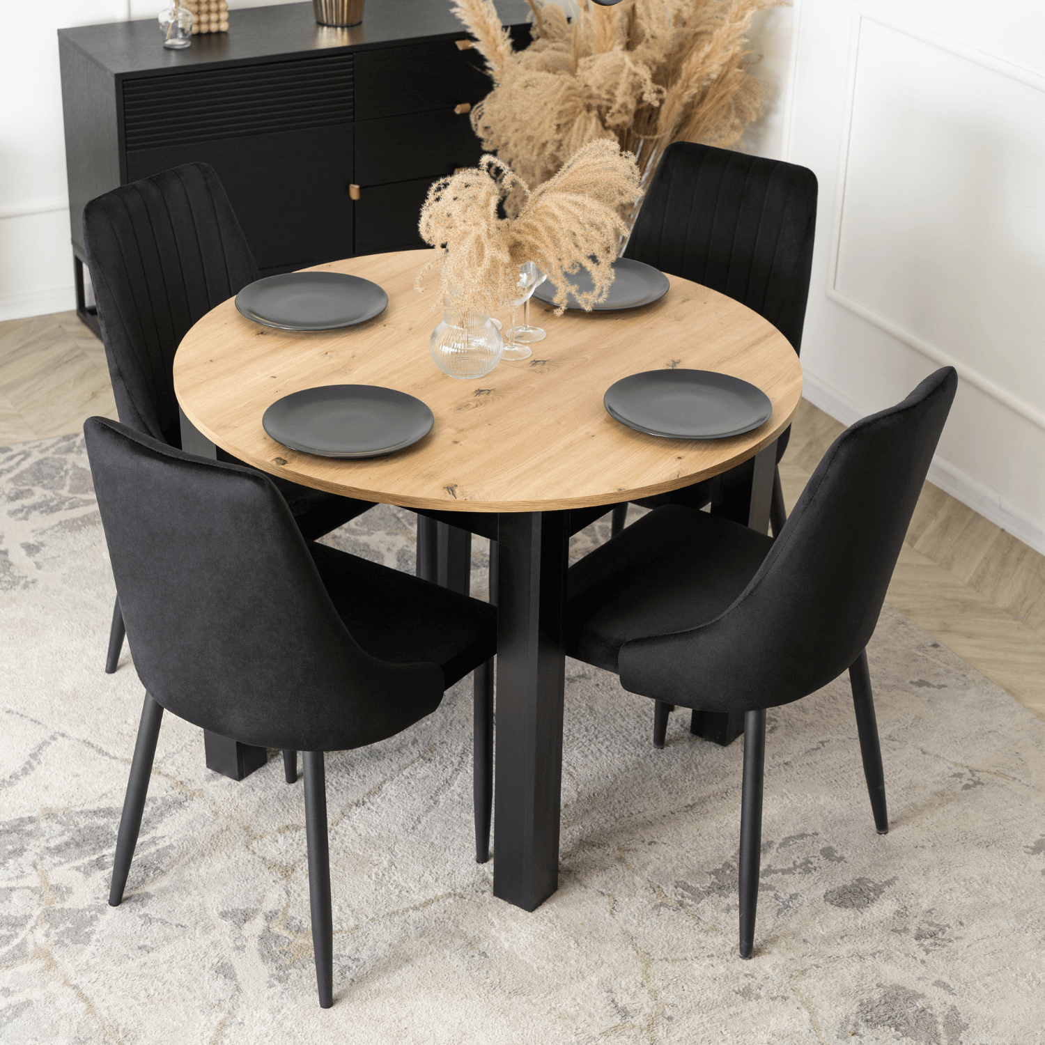 Zestaw Stół Okrągły Rozkładany HARRY 102-142 cm Dąb Artisan/Czarny i 4 Krzesła Tapicerowane BARI Czarne Nowoczesne W.HARRY/DA/CZ/S/BARI/CZ/V/Z4/K