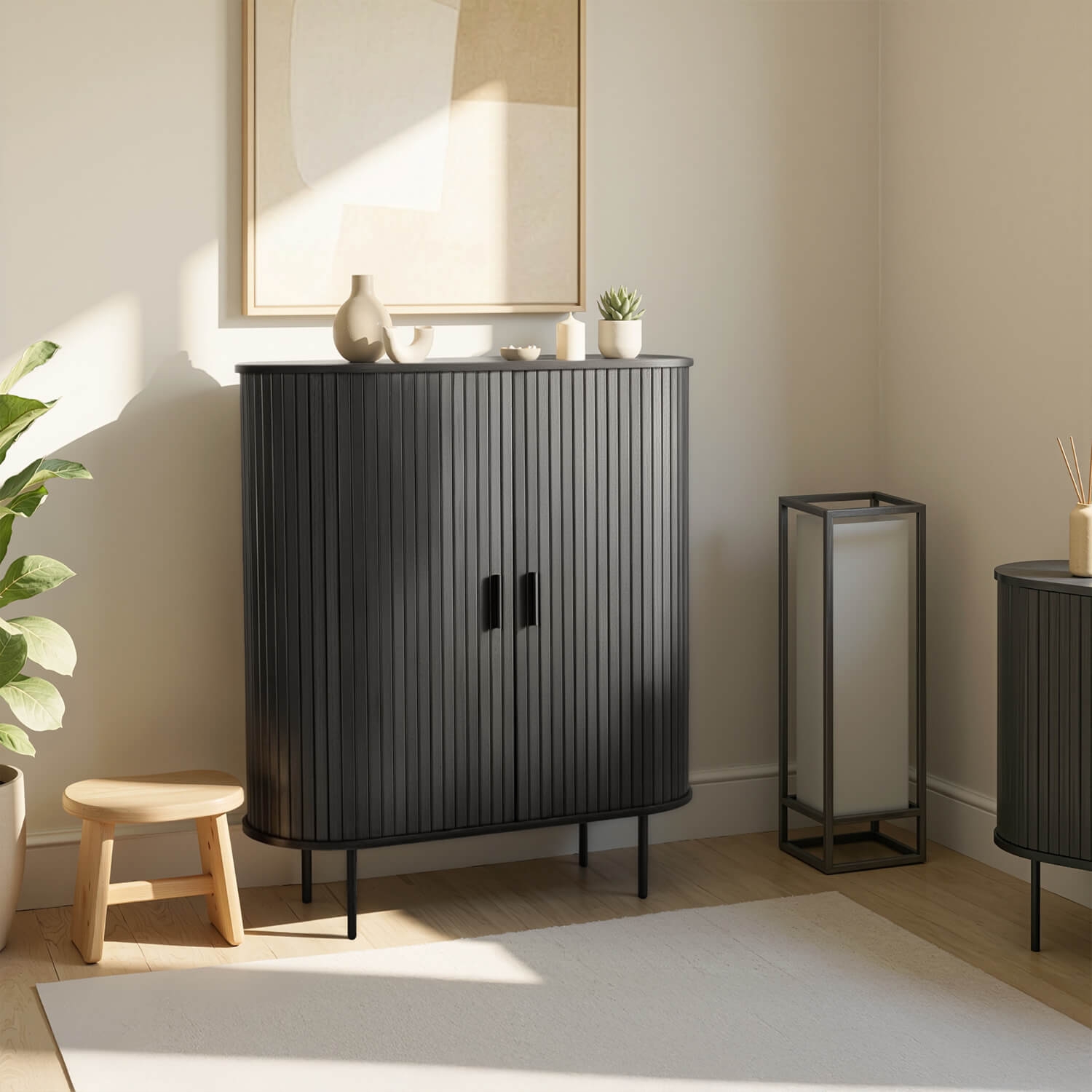 Komoda Wysoka Rozsuwana TRISH 100 cm Czarna Dwudrzwiowa Ryflowana Nowoczesna ME.TRISH/CZ/KOM100