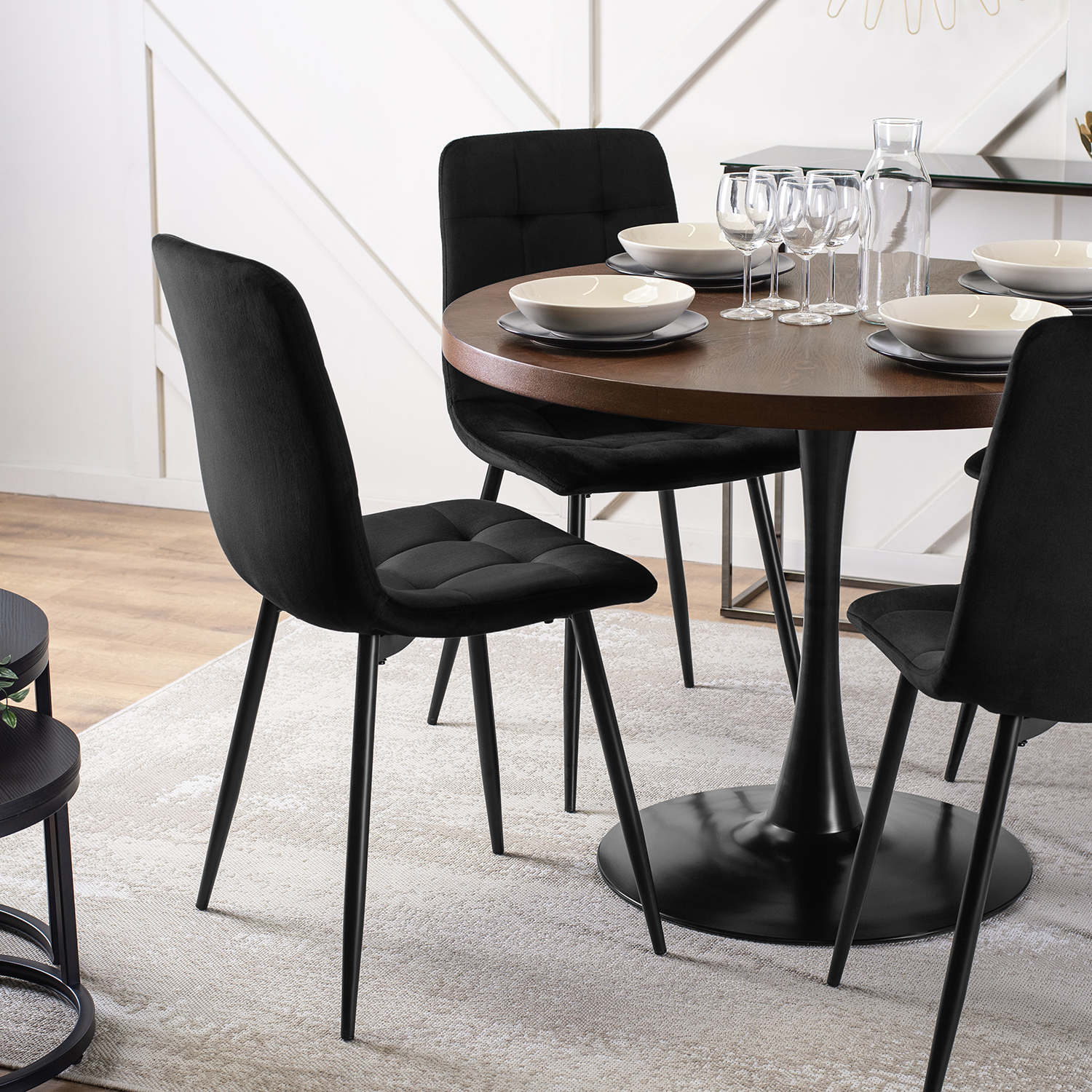 Zestaw Stół Okrągły LINO 100 cm Orzech/Czarny i 4 Krzesła Tapicerowane do Salonu PERU Czarne Welurowe Nowoczesne Loft LINO/O/S/PERU/CZ/V/Z4/K