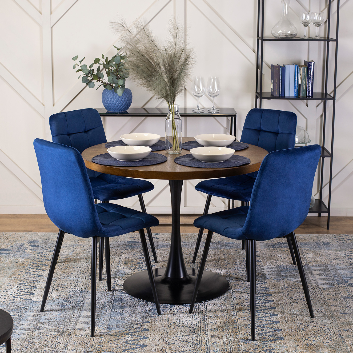 Zestaw Stół Okrągły LINO 100 cm Orzech/Czarny i 4 Krzesła Tapicerowane do Salonu PERU Granatowe Welurowe Nowoczesne Loft LINO/O/S/PERU/GR/V/Z4/K