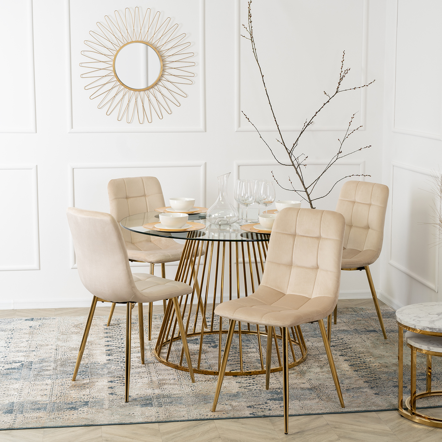 Zestaw Stół Okrągły Szklany OLIVIER 120 cm i 4 Krzesła Tapicerowane do Salonu YORK Kremowe Welurowe Glamour OLIVIER/TR/ZL/S/YORK/KR/ZL/V/Z4/K