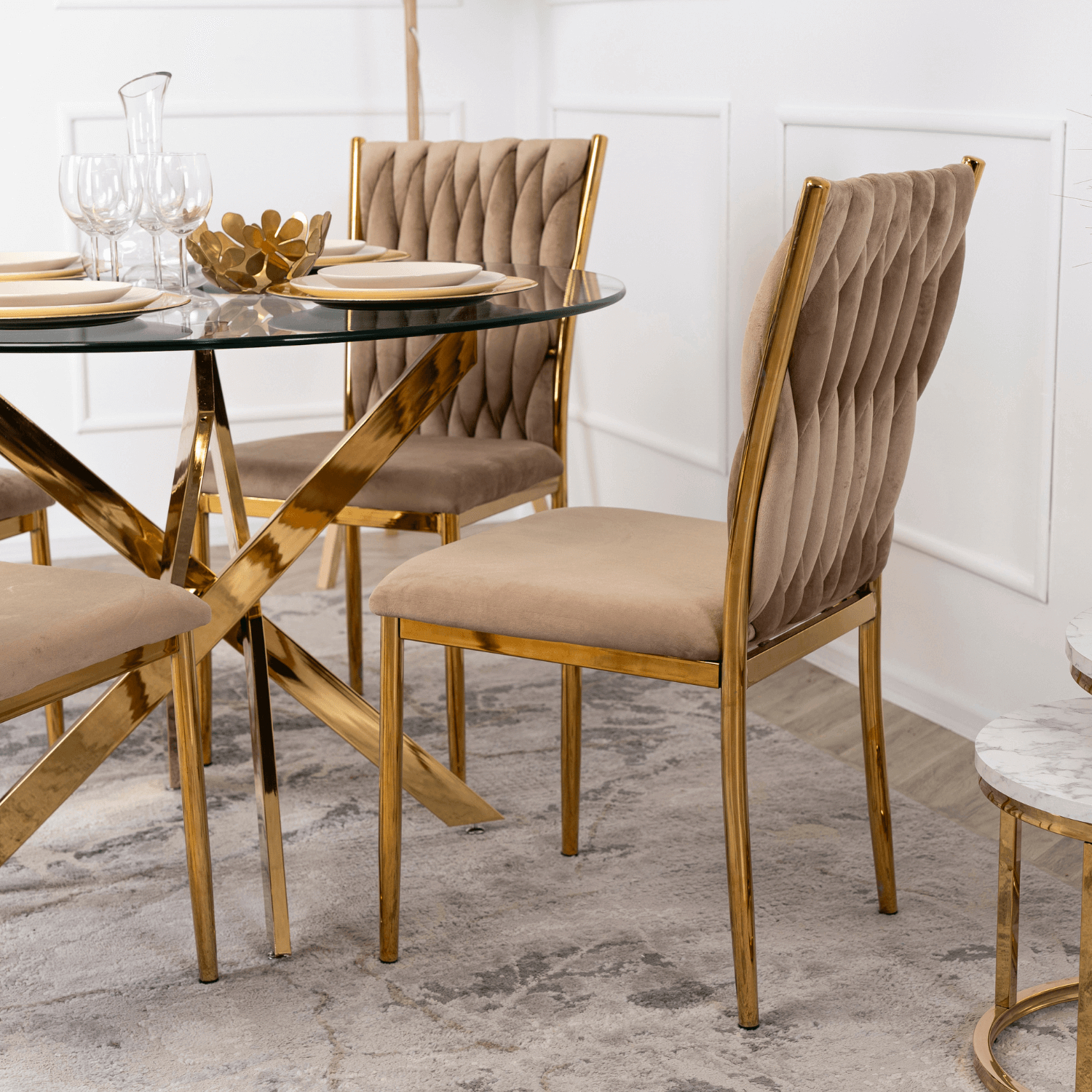 Zestaw Stół Okrągły SALLO 110 cm i 4 Krzesła Tapicerowane Plecione DAN Beżowe Glamour SALLO/TR/ZL/S/DAN/BZ/ZL/Z4/K