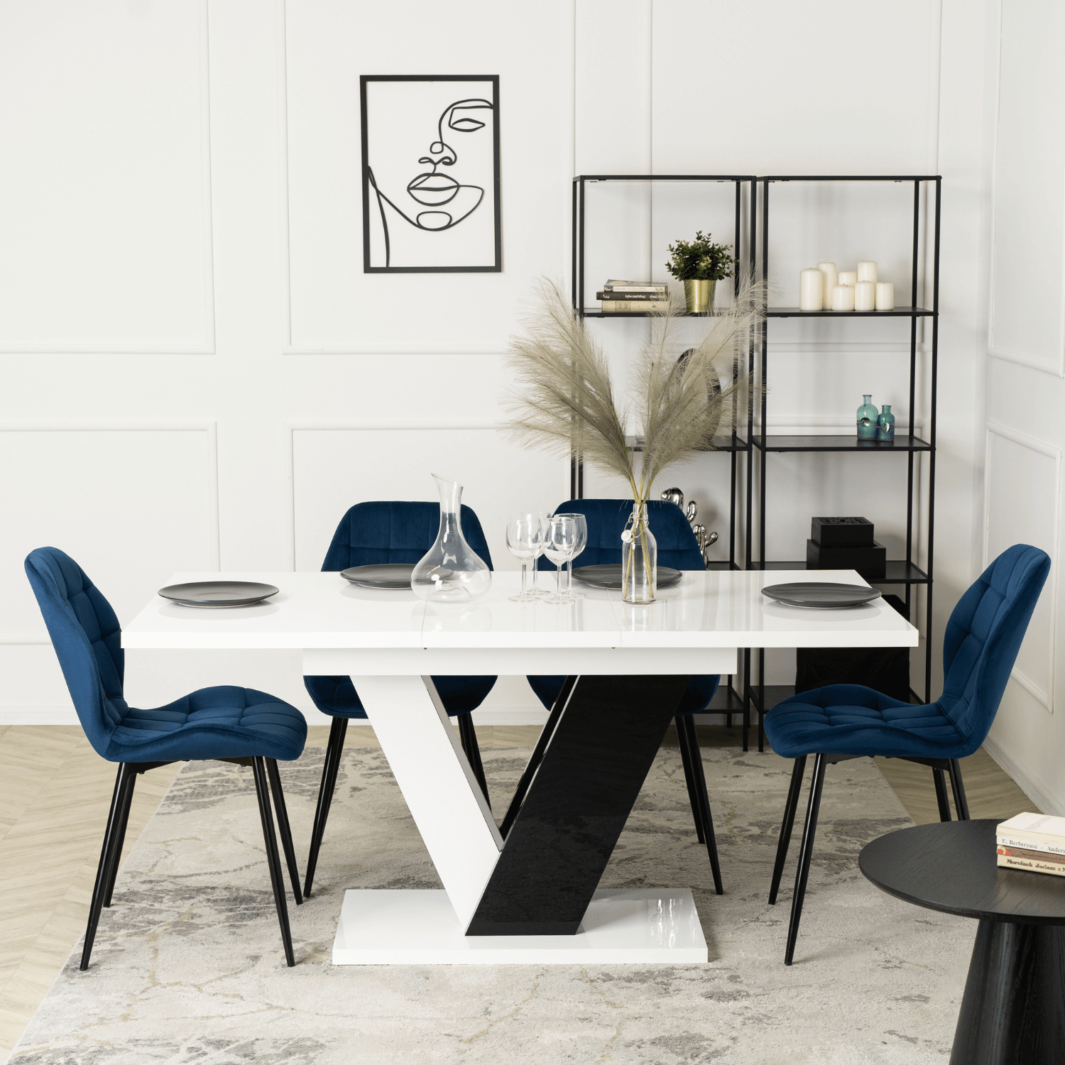 Zestaw Stół Prostokątny Rozkładany CLARK 120-160 cm Czarny/Biały Połysk i 4 Krzesła Tapicerowane LUCKY Granatowe Welurowe DUBAJ/B/PL/CZ/S/LUCKY/GR/V/Z