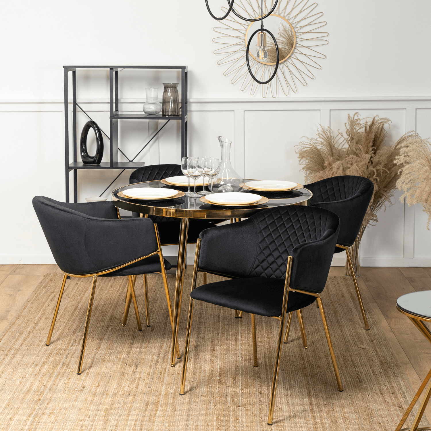 Zestaw Stół Okrągły TINGA 100 cm Czarny/Złoty i 4 Krzesła Tapicerowane INNES Czarne Glamour TINGA/CZ/S/INNES/CZ/ZL/V/Z4/K