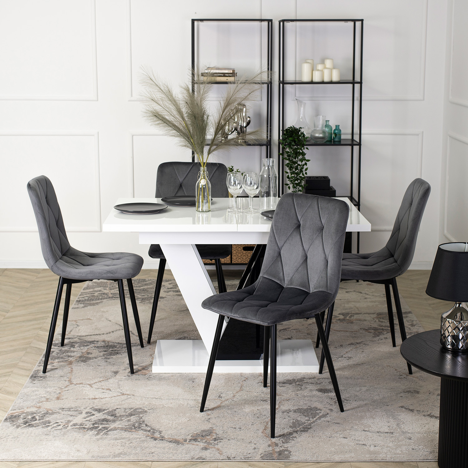 Zestaw Stół Prostokątny Rozkładany CLARK 120-160 cm Czarny/Biały Połysk i 4 Krzesła Tapicerowane do Salonu ROBIN Szare Welurowe DUBAJ/B/PL/CZ/S/ROBIN/