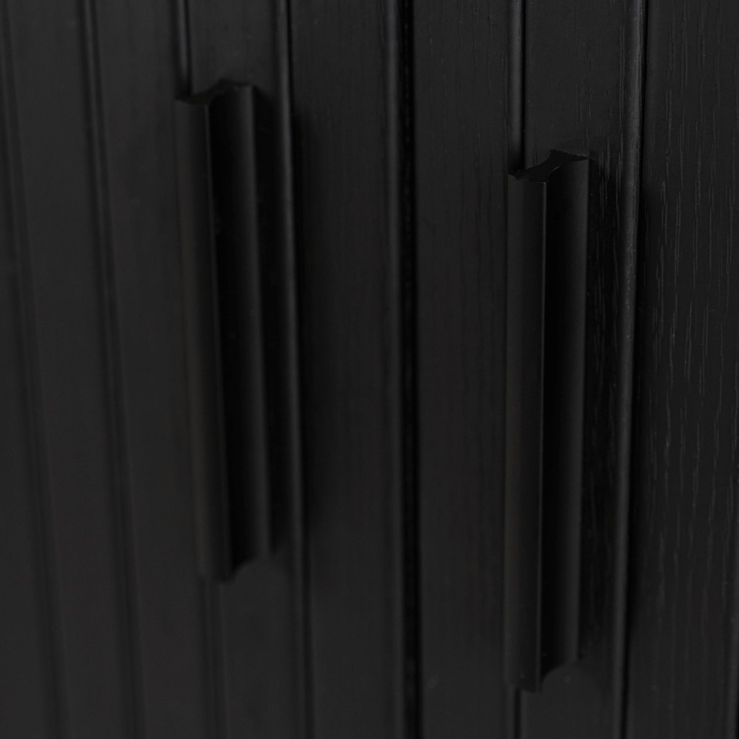 Komoda Wysoka Rozsuwana TRISH 100 cm Czarna Dwudrzwiowa Ryflowana Nowoczesna ME.TRISH/CZ/KOM100