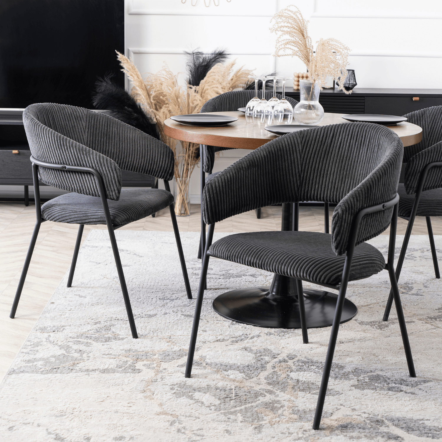 Zestaw Stół Okrągły LINO 100 cm Orzech/Czarny i 4 Krzesła Sztruksowe TINKA Czarne Nowoczesne Loft LINO/O/S/TINKA/CZ/SZTR/Z4/K