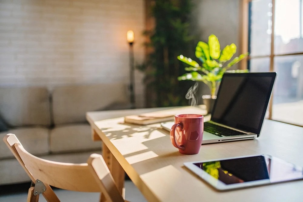 Jak urządzić biuro w domu na potrzeby pracy zdalnej (home office)?