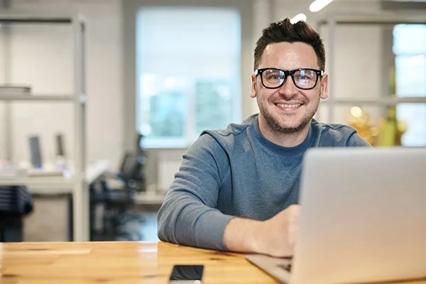 Jesteś informatykiem, programistą lub grafikiem? Zadbaj o odpowiedni fotel do pracy!